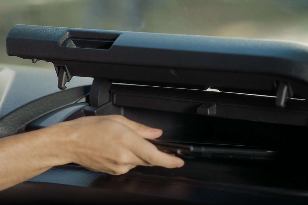 ford e_transit_custom eu Column_Card_Deliver_Smart_film_0052 3x2 1000x667 glovebox detail