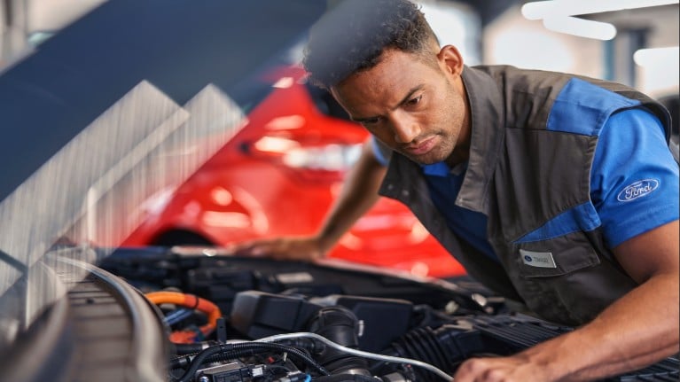 ford eu ford_Service 2022_Kuga_FHEV_chroma_blue_Ford_Scheduled_Maintenance_technician_working_on_vehicle 16x9 2160x1215 bb
