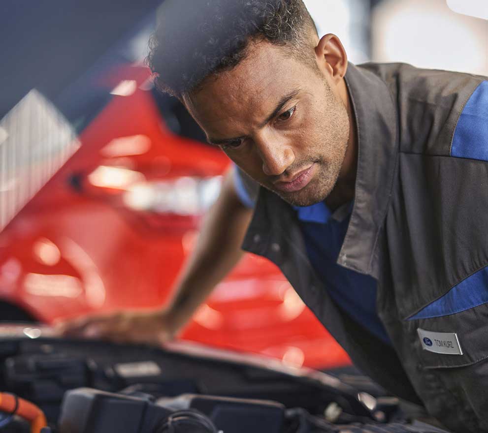 ford service_repairs eu Kuga_FHEV_chroma_blue_Ford_Scheduled_Maintenance 2160x925 bb service technician working on vehicle